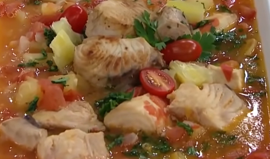 Mojica de Peixe amazônico - Um ensopado com pedaços de peixe amazônico cozidos com mandioca e temperos. O caldo espesso é temperado com pimentas e ervas regionais, sendo uma excelente opção para refeições nutritivas. Calorias: cerca de 150 kcal por 100 g.