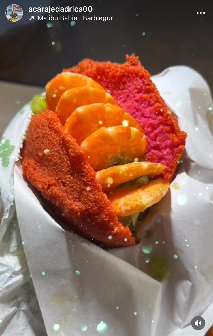 Agora alguns quitutes que fazem sucesso no Nordeste.
Acarajé: Bolinho feito de feijão-fradinho frito em azeite de dendê e recheado com vatapá, camarão seco e pimenta. Tem forte influência africana e é uma estrela da culinária baiana. Calorias: cerca de 300 kcal.