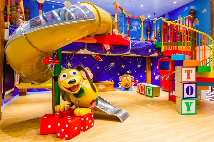 Os clubes infantis, como o Oceaneer Club e o Oceaneer Lab, oferecem atividades temáticas e supervisionadas, com espaços inspirados em Marvel, Star Wars e histórias de princesas.