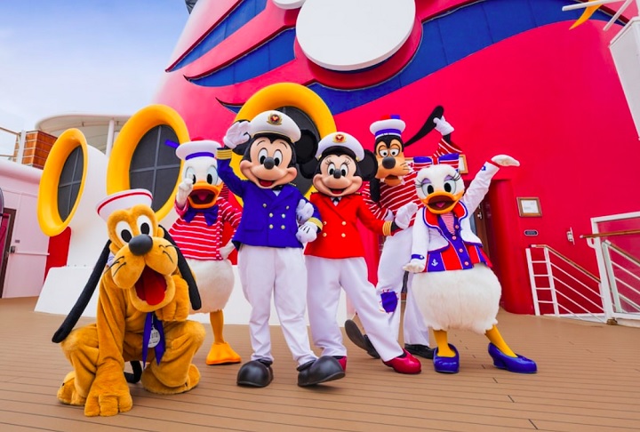 Outro ponto alto são os encontros com personagens, que acontecem em diversas áreas do navio, permitindo que os hóspedes interajam e tirem fotos com Mickey, Minnie, e várias princesas.