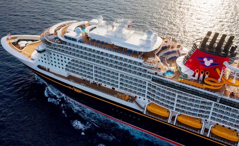 Famosos por oferecerem diversão para a família toda, os cruzeiros da Disney foram lançados em 1998 com o propósito de levar a magia dos parques temáticos para o mar.