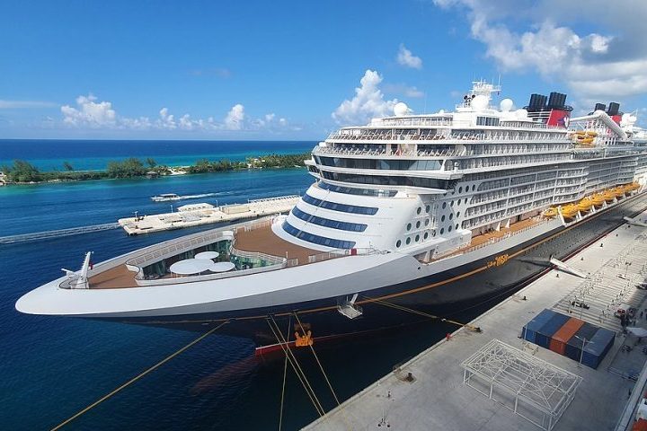 Em 2022, a empresa lançou o luxuoso Disney Wish, com capacidade para 4 mil passageiros.