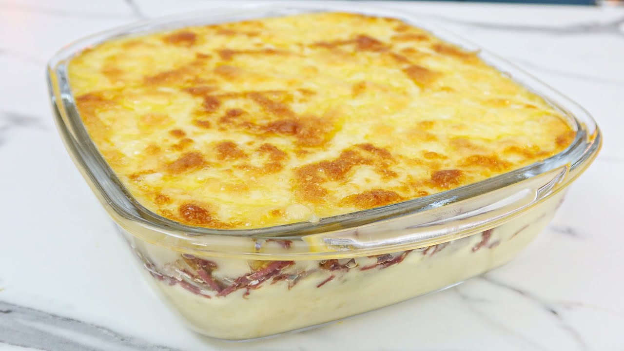 Escondidinho de Carne Seca: Camadas de carne seca desfiada, refogada com cebola e temperos, coberta com purê de macaxeira cremoso, finalizada no forno. O queijo gratinado por cima dá um toque especial a este prato clássico e reconfortante do Nordeste. Calorias: cerca de 250 kcal por 100 g.