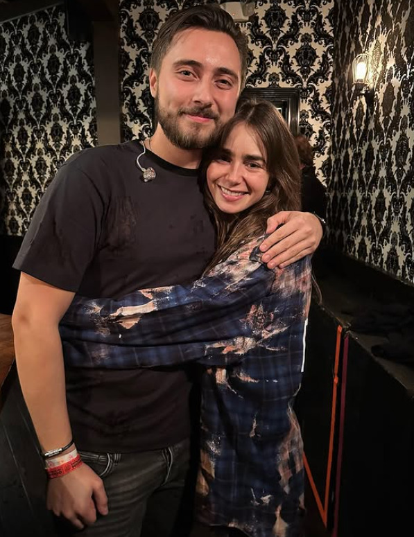 Phil Collins foi casado três vezes e tem cinco filhos: Nicholas (foto), Simon, Matthew, Joely e a atriz Lily Collins (foto), famosa por interpretar a personagem Emily Cooper na série de televisão “Emily em Paris”.  
