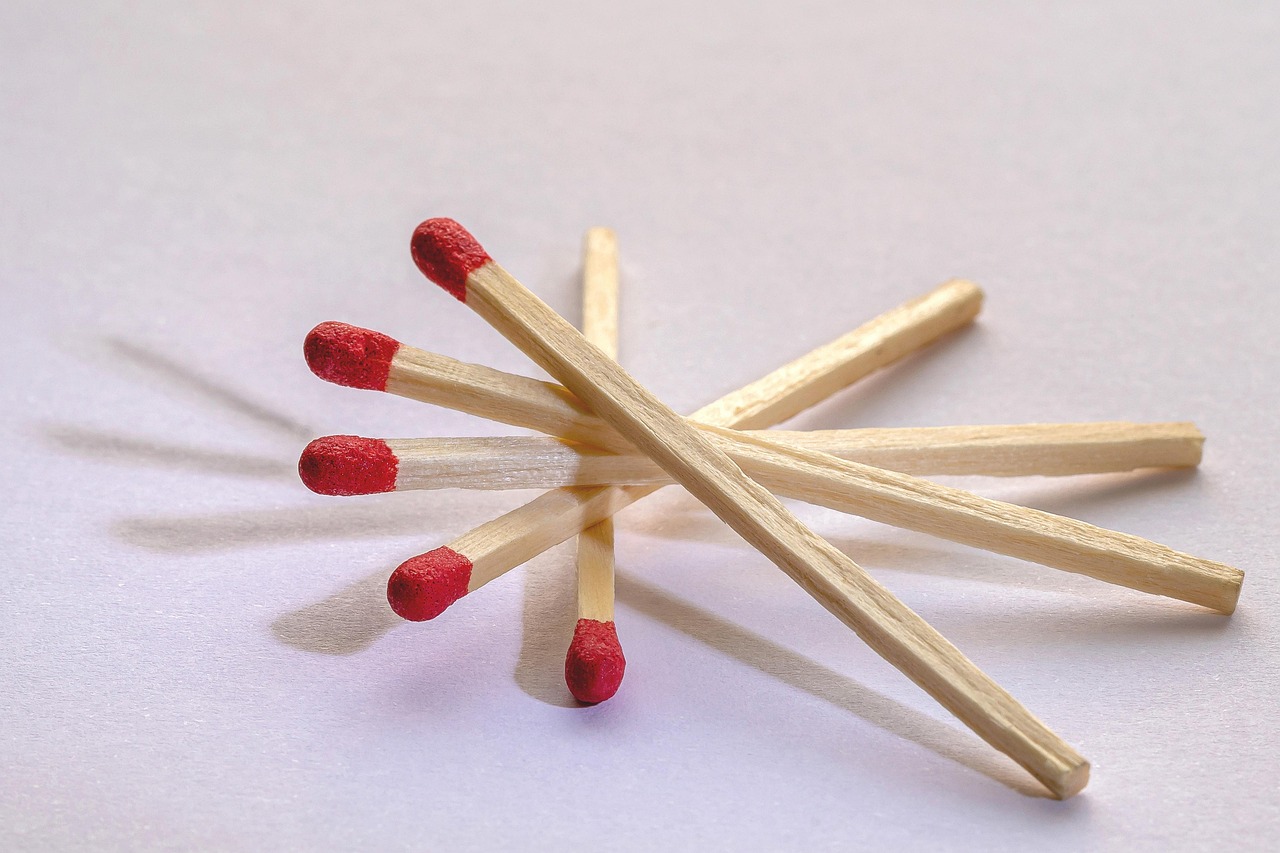 O fósforo ajuda a acender fogueiras e lareiras, velas, fogões e churrasqueiras. Além disso, aparece é usado em laboratórios e experimentos químicos e contribuiu na sobrevivência em acampamentos.