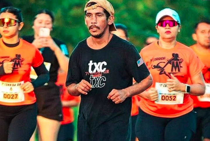 “8 km de havaianas e com um pré-treino duvidoso. E vocês achando que precisa de tênis caro para correr”, diz a legenda da publicação.