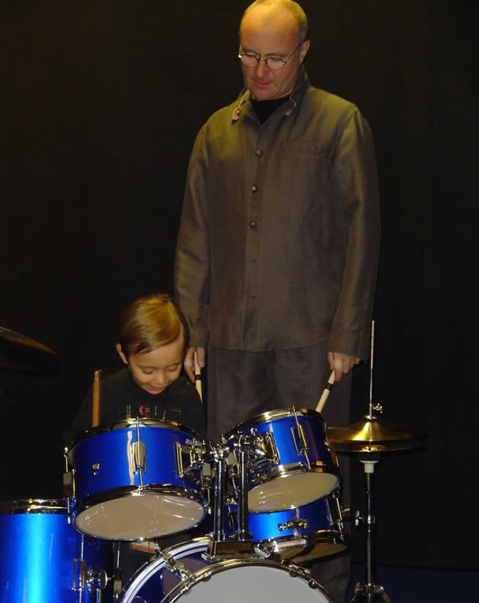 “Os músicos, as pessoas de bandas em geral, tinham esse pensamento antigamente de que eram invencíveis. Acho que é isso que realmente acontece com meu pai”, reflete Nic em depoimento para a produção.
