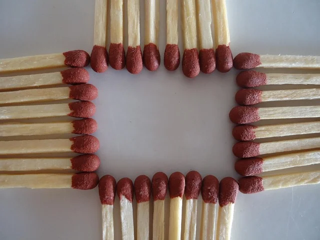 O nome fósforo ganhou um novo significado graças ao químico britânico John Walker, que percebeu que o material descoberto por Brand flamejava ao ser friccionado em algumas superfícies. 