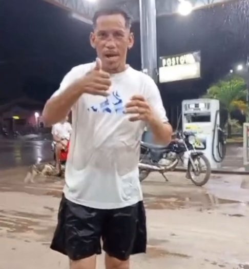 Repercutindo em todo o Brasil após completar uma prova de atletismo de 8 km usando uma sandália havaiana, no último final de semana, o Isaque agora está sendo visto com frequência treinando pelas ruas da nossa cidade, diz a legenda do post.