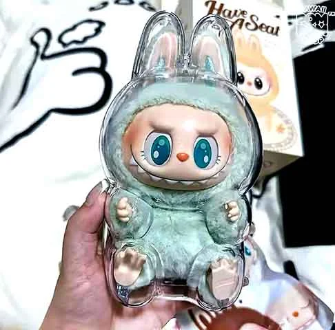 A aparência do boneco Labubu ajuda a explicar o fenômeno entre crianças, jovens e adultos: uma criatura pequena, com dentes afiados, orelhas longas e expressão misteriosa. 
