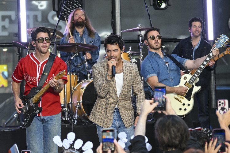 Registro dos Jonas Brothers no palco (Foto: ANGELA WEISS / AFP) 