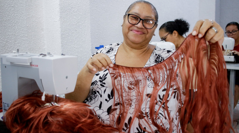 FORTALEZA, CEARÁ, BRASIL, 11-08-2025: A União dos Jovens do Vicente Pizon (UJVP)  receberá doação de 500 kfg de cabelo para confecçaõ de perucas. (Foto: Samuel Setubal/ O Povo)