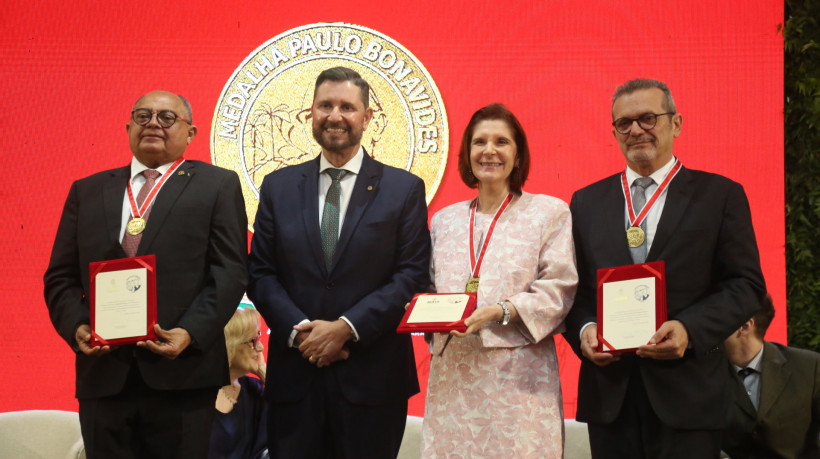 ￼NA foto, o ministro Teodoro Silva Santos, do STJ, o presidente da Alece, Romeu Aldigueri, a ministra Maria Elizabeth Guimarães Teixeira Rocha, presidente do STM, e o procurador de Fortaleza, Martônio Mont'Alverne Barreto Lima