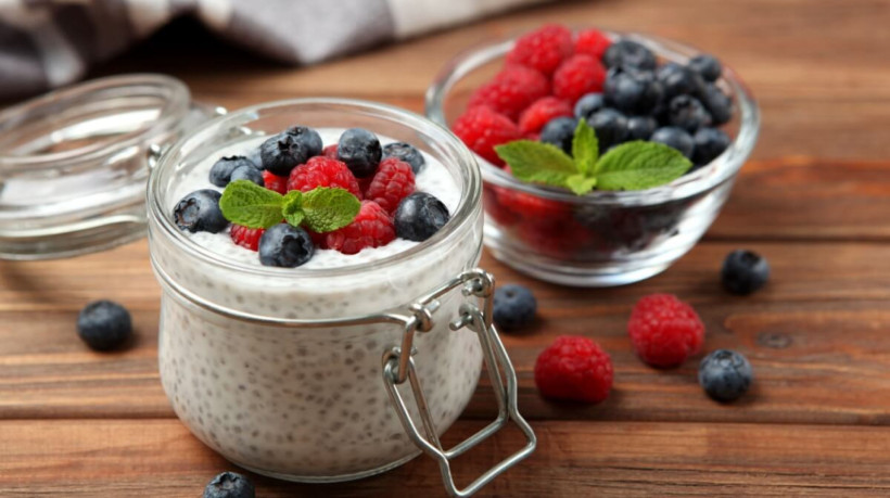 Pudim de chia com frutas vermelhas (Imagem: White bear studio | Shutterstock)