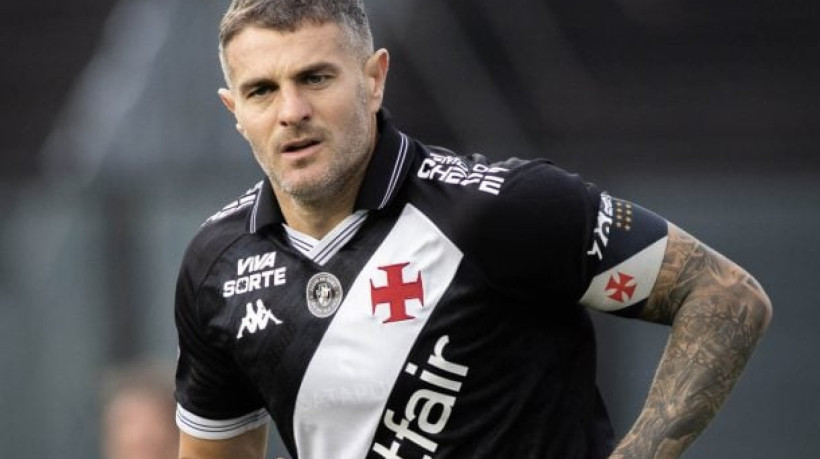 Atacante comete falta de ataque já nos acréscimos do segundo tempo e fica fora da próxima rodada; veja opções de Diniz