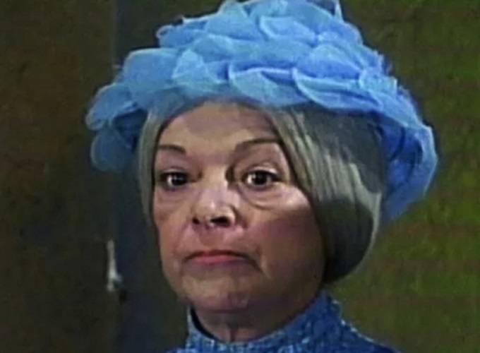 Curiosidade 1 : Começamos justamente pela personagem popular de Angelines Valdéz. Você sabia que existia um motivo para que a personagem fosse a Bruxa do 71? 