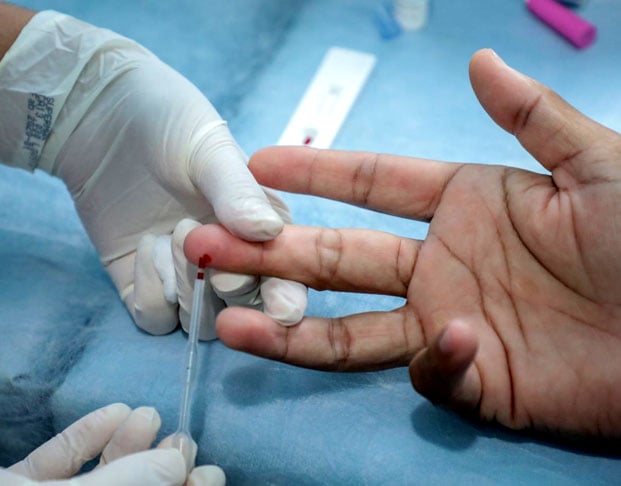 Já o HDL ajuda a remover o excesso de colesterol do sangue, transportando-o de volta ao fígado. Por isso, níveis altos de HDL são desejáveis.
