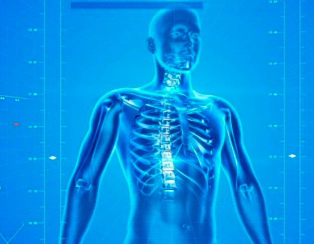 A reação anafilática, que é sempre uma emergência médica, acontece quando o sistema imunológico responde ao contato com um componente alérgeno liberando uma grande quantidade de substâncias químicas. 

