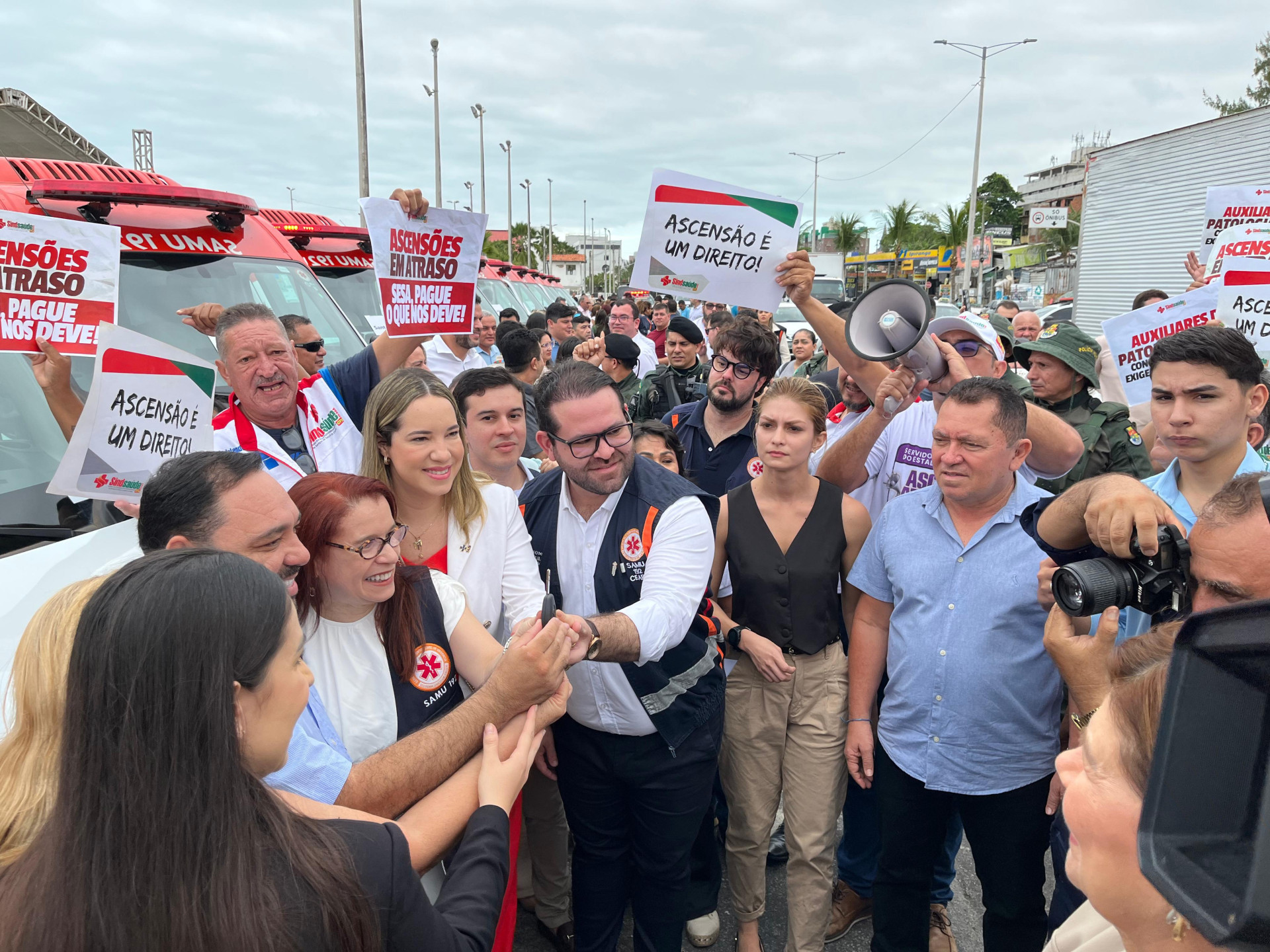 Os servidores cobraram demandas durante a entrega das novas 25 ambulâncias do SAMU (Foto: Reprodução/Comunicação Sindsaúde Ceará)