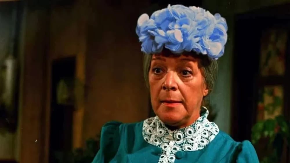 Angelines teve longa carreira, sendo atriz de novelas de rádio e televisão.  Ela entrou no elenco de Chaves por intermédio de seu amigo Ramón Valdez, que interpretou o Seu Madruga. Eles se conheceram em 1971 e, dois anos depois, ela ingressou no seriado. Angelines já havia trabalhado com Roberto Bolaños, intérprete de Chaves. 