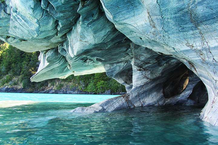 Os principais países produtores de mármore são Itália, China, Índia, Irã, Espanha, Turquia e Brasil. A Itália é especialmente conhecida pelo mármore de Carrara, um dos mais famosos do mundo, utilizado por artistas renascentistas e em diversas construções históricas.