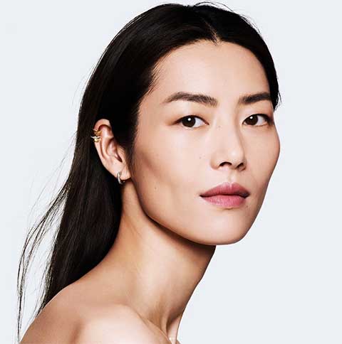 Liu é referência em elegância e foi pioneira em diversas campanhas globais. Sua presença na lista reforça a valorização da diversidade e o impacto global da moda asiática,