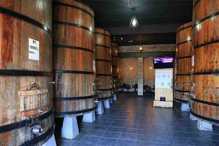 O valor varia, dependendo da taça escolhida para levar para casa, podendo ser de vidro ou cristal. O ambiente, a paisagem e os sabores fazem da visita um programa completo e inesquecível.