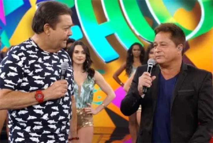 O programa, exibido por mais de três décadas, tornou-se um marco da TV brasileira, reunindo entrevistas, musicais, competições, quadros de humor, concursos de dança e apresentações de talentos de diferentes áreas.