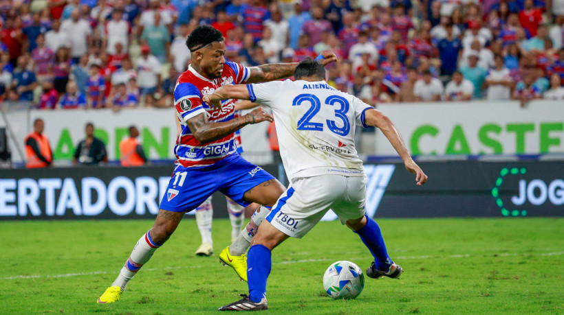 Atacante Marinho disputando bola em jogo do Fortaleza.