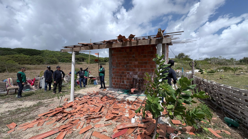 Construção realizada em área de proteção ambiental no Parque da Sabiaguaba é demolida