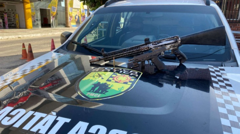 A PF informou que as investigações prosseguem para identificar e capturar o suspeito, que estaria em posse das armas