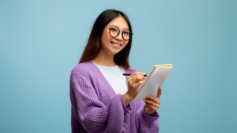 Conhecer os possíveis temas da Redação Enem 2025 pode ser um diferencial para os estudantes  (Imagem: Prostock-studio | Shutterstock)