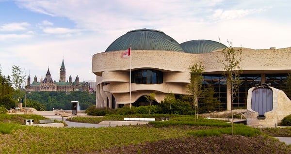 Museum of History (1856, novo edifício em 1989)
Localizado em Gatineau, próximo a Ottawa, é o museu mais visitado do Canadá. Seu design curvo simboliza a paisagem natural e abriga a maior coleção de artefatos indígenas do país.
