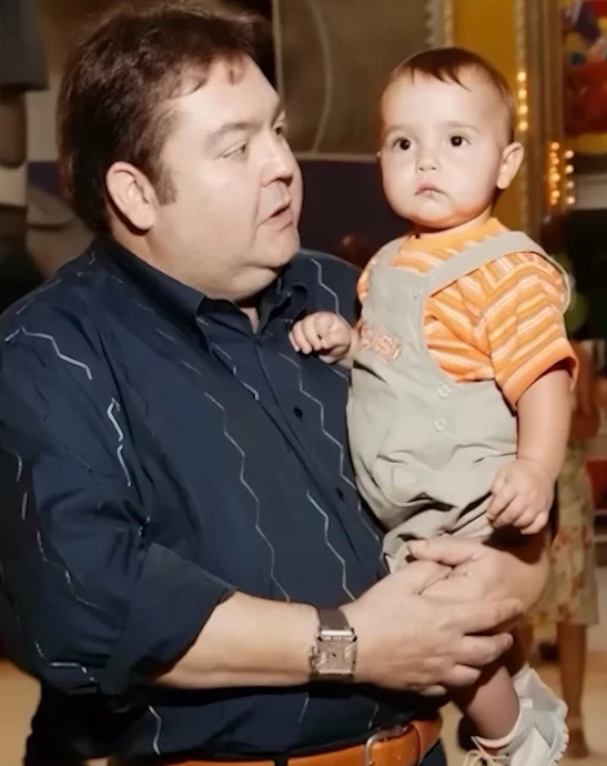 No domingo 10/8, Dia dos Pais, João postou foto de quando era criança, no colo de Faustão, e escreveu: Feliz Dia dos Pais para o meu herói. 