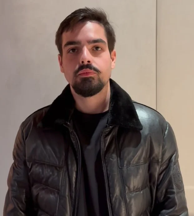 João disse que o pai está bem e acrescentou: “Isso é um cala-boca aos irresponsáveis, incluindo-se por um médico idiota. Vai arrumar o que fazer e preocupe-se com seus pacientes, se é que tem algum.