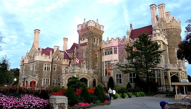 Casa Loma (1914)
Castelo em Toronto construído pelo empresário Sir Henry Pellatt, inspirado na arquitetura medieval. Hoje é um museu e cenário para filmes, como X-Men e Chicago.
