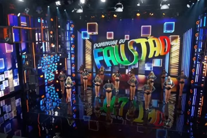 Em 1989, Faustão foi contratado para comandar o Domingão do Faustão, programa que marcaria sua carreira para sempre.