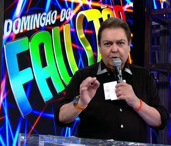 Faustão se tornou conhecido por seus bordões famosos, como “Ô loco, meu!” e “Quem sabe faz ao vivo!”, além de sua postura direta e informal, responsável por momentos icônicos no ar.