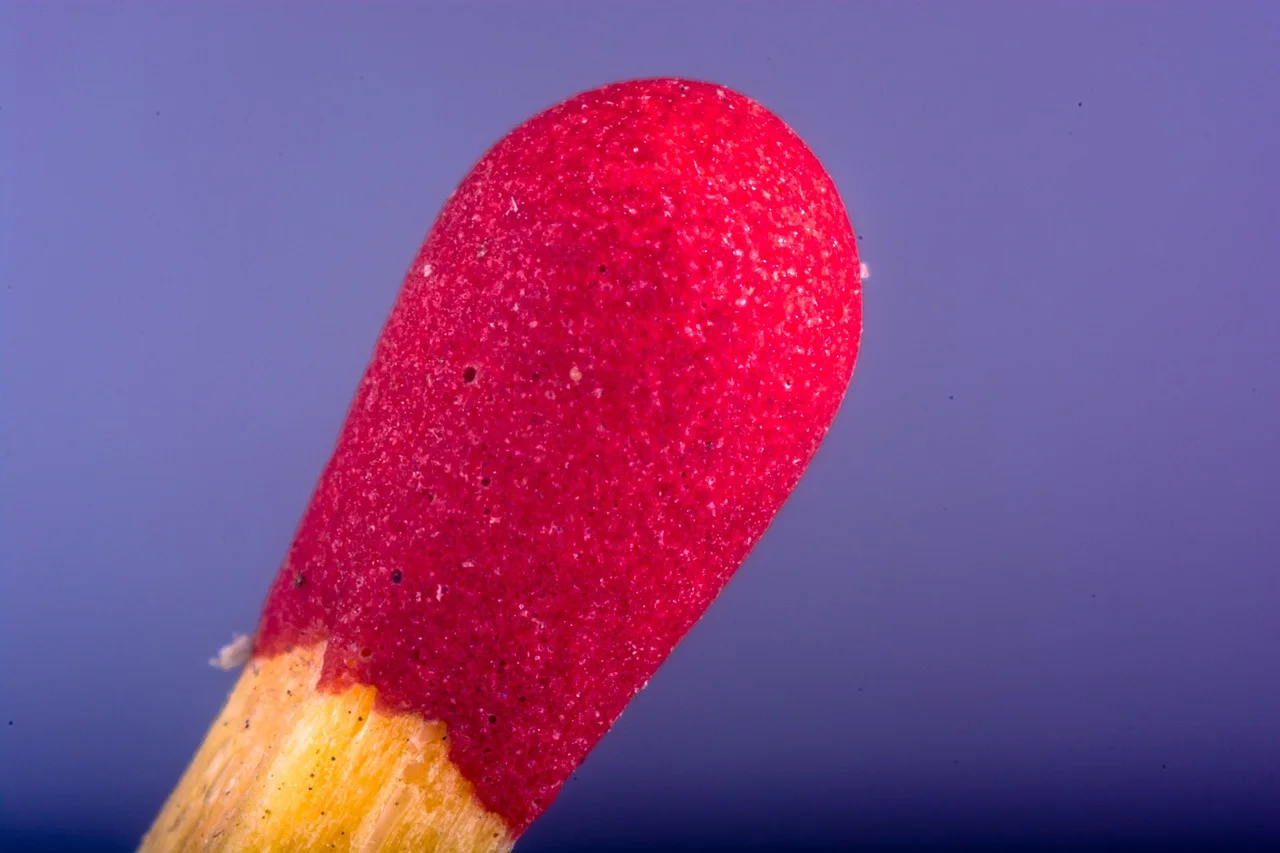 A cabeça do palito de fósforo é composta por uma mistura de substâncias químicas, como clorato de potássio, enxofre e fosfato de amônio. 