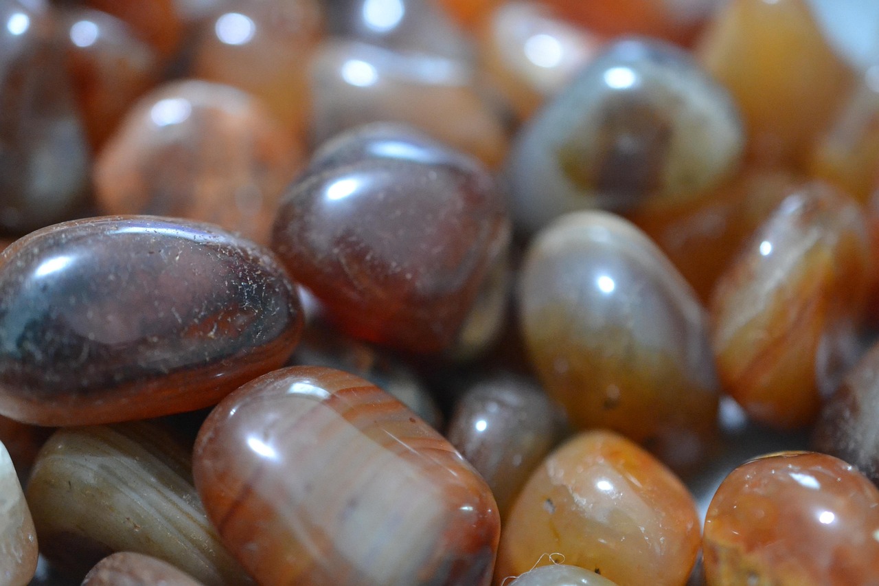 Sua dureza média é 6,5 a 7 na escala de Mohs, o que a torna resistente e duradoura. Pode ser polida com alto brilho, revelando seus padrões únicos.