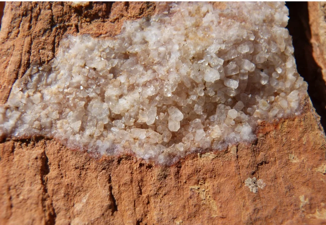 A areia de quartzo é amplamente usada na construção civil e em filtros de água. Seu grão duro e resistente é ideal para essas finalidades.