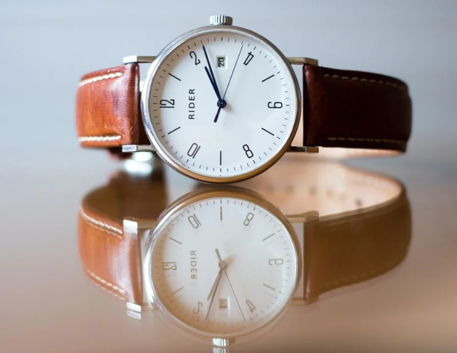 O quartzo também tem propriedades piezoelétricas, ou seja, gera corrente elétrica sob pressão. Isso o torna essencial em equipamentos como rádios, sensores e relógios de pulso.