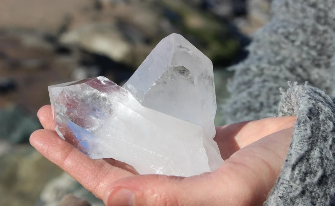 Em tempos antigos, acreditava-se que o quartzo era gelo eterno, congelado para sempre pelos deuses. Povos como os romanos e gregos usavam-no como amuleto.