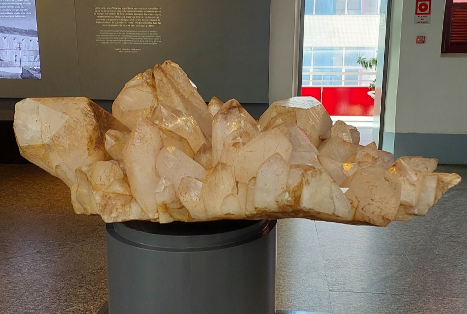 Formações espetaculares de quartzo podem ser vistas em geodos e cavernas. Em algumas regiões, esses cristais atingem tamanhos impressionantes.