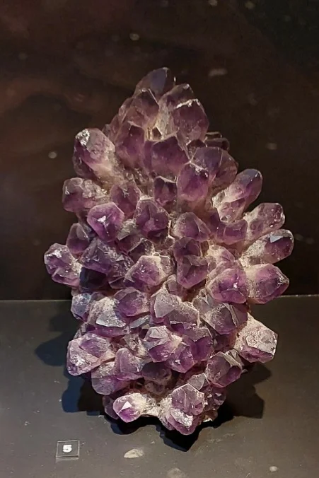 O quartzo pode ser encontrado em rochas ígneas, metamórficas e sedimentares. Ele se forma a partir do resfriamento lento do magma ou pela deposição de sílica em ambientes hidrotermais. Com o tempo, os cristais crescem em diversas formas e tamanhos.