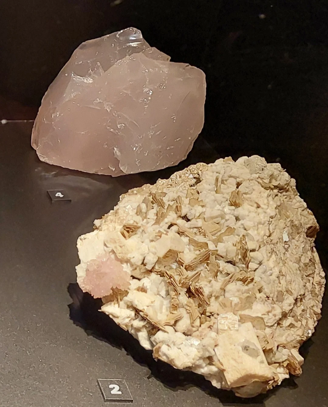 Outra forma conhecida é o quartzo leitoso, que tem aparência opaca e esbranquiçada. Ele é comum e ocorre quando bolhas de gás ficam aprisionadas durante sua formação.