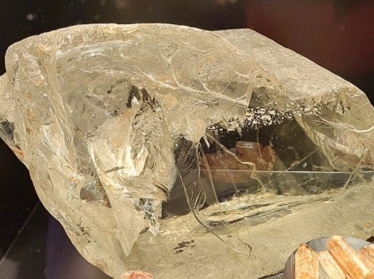 O quartzo pode apresentar inclusões de outros minerais, criando padrões únicos. Exemplos incluem o quartzo rutilado e o quartzo com turmalina.