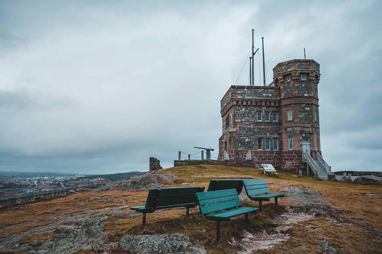 Signal Hill (1897)
Forte histórico em St. John's, Newfoundland, onde foi recebida a primeira transmissão transatlântica de rádio. O local tem uma vista espetacular e grande importância na comunicação global.