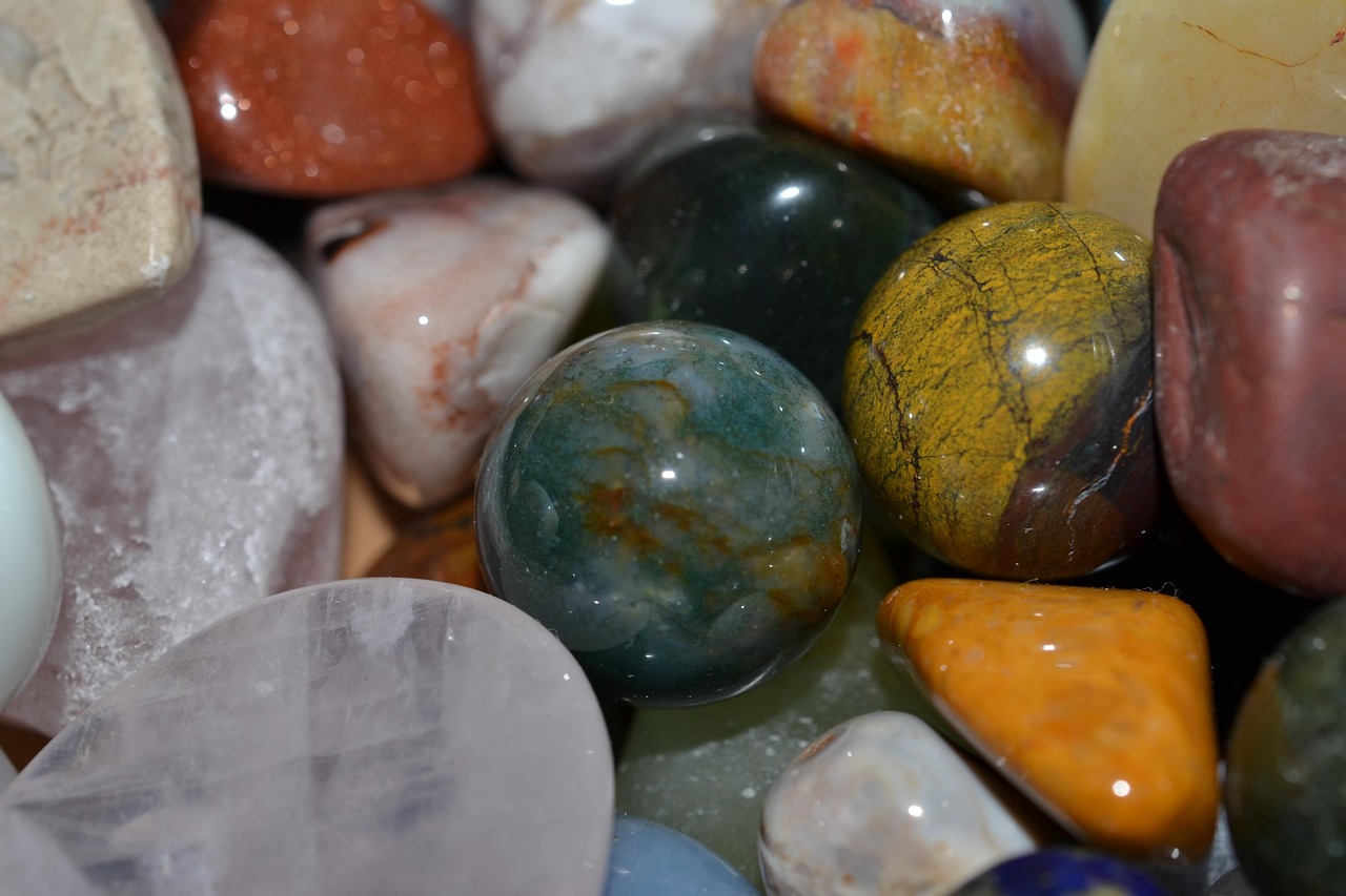 A ágata une beleza, história e simbolismo, sendo uma das pedras mais versáteis da natureza. Sua presença atravessa civilizações e continua encantando até hoje.