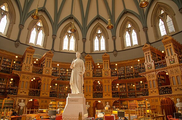Biblioteca do Parlamento (1876)
Localizada em Ottawa, é um dos edifícios mais belos do Canadá, com design neogótico. Sobreviveu a um grande incêndio em 1916 e continua sendo um centro de conhecimento e cultura.